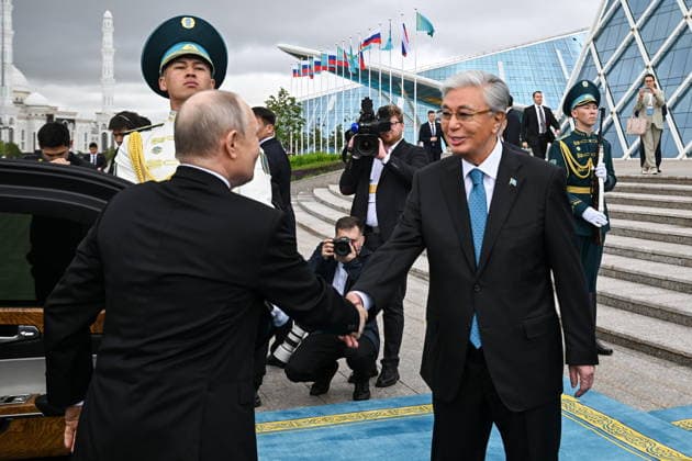 KAZAKHSTAN, ASTANA - MAY 28, 2026: Russia s President Vladimir Putin and Kazakhstan s President Kassym-Jomart Tokayev (L-R front) shake hands during a welcome ceremony outside the Independence Palace Astana Kazakhstan  - ZUMAt113 20260528_zaa_t113_008 Copyright: xSergeixBobylevx