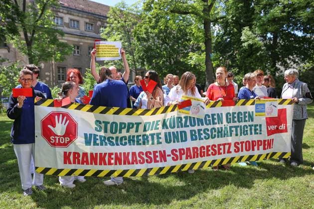 Berlin, Deutschland, 28.05.2026: Lichtenberg: Verdi-Protest gegen die geplante Krankenkassenreform: Protestler halten ein Banner mit der Aufschrift: Stoppt die Kürzungen gegen Versicherte und Beschäftigte! Krankenkassen-Spargesetz stoppen! . Am Sana Klinikum Lichtenberg findet die Aktion Rote Karten für Frau Warken statt. Copyright: xdtsxNachrichtenagenturx dts_121065