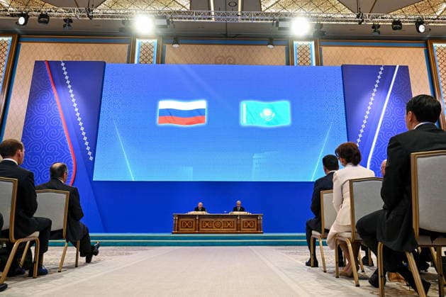 KAZAKHSTAN, ASTANA - MAY 28, 2026: Russia s President Vladimir Putin and Kazakhstan s President Kassym-Jomart Tokayev (L-R back) are seen during a ceremony to sign joint documents at the Independence Palace Astana Kazakhstan  - ZUMAt113 20260528_zaa_t113_229 Copyright: xSergeixBobylevx