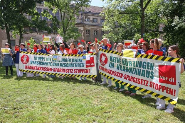 Berlin, Deutschland, 28.05.2026: Lichtenberg: Verdi-Protest gegen die geplante Krankenkassenreform: Protestler halten Banner mit der Aufschrift: Stoppt die Kürzungen gegen Versicherte und Beschäftigte! Krankenkassen-Spargesetz stoppen! hoch. Am Sana Klinikum Lichtenberg findet die Aktion Rote Karten für Frau Warken statt. Copyright: xdtsxNachrichtenagenturx dts_121066