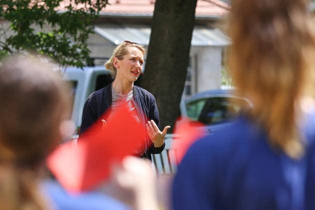 Berlin, Deutschland, 28.05.2026: Lichtenberg: Verdi-Protest gegen die geplante Krankenkassenreform: Ines Schwerdtner (Linke) ist bei den Protesten vor Ort. Am Sana Klinikum Lichtenberg findet die Aktion Rote Karten für Frau Warken statt. Copyright: xdtsxNachrichtenagenturx dts_121068