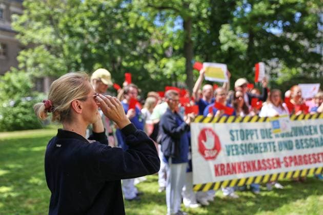Berlin, Deutschland, 28.05.2026: Lichtenberg: Verdi-Protest gegen die geplante Krankenkassenreform: Ines Schwerdtner (Linke) ist bei den Protesten vor Ort. Am Sana Klinikum Lichtenberg findet die Aktion Rote Karten für Frau Warken statt. Copyright: xdtsxNachrichtenagenturx dts_121069