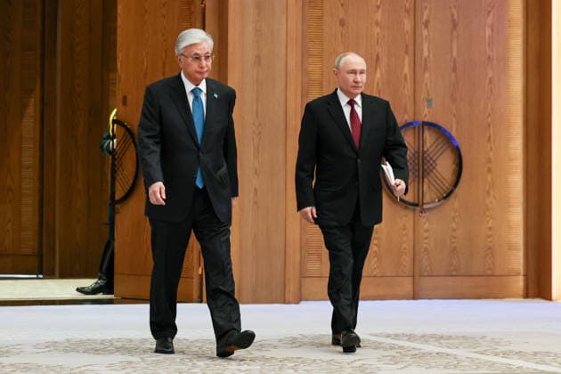 KAZAKHSTAN, ASTANA - MAY 28, 2026: Kazakhstan s President Kassym-Jomart Tokayev (L) and Russia s President Vladimir Putin arrive for a ceremony to sign joint documents at the Independence Palace Astana Kazakhstan  - ZUMAt113 20260528_zaa_t113_235 Copyright: xAlexanderxKazakovx