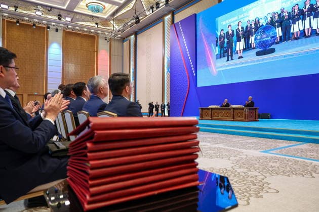 KAZAKHSTAN, ASTANA - MAY 28, 2026: Kazakhstan s President Kassym-Jomart Tokayev and Russia s President Vladimir Putin (R-L) are seen during a ceremony to sign joint documents at the Independence Palace Astana Kazakhstan  - ZUMAt113 20260528_zaa_t113_238 Copyright: xAlexanderxKazakovx