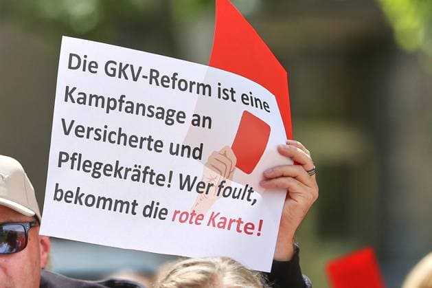 Berlin, Deutschland, 28.05.2026: Lichtenberg: Verdi-Protest gegen die geplante Krankenkassenreform: Protestler halten ein Schild mit der Aufschrift: Die GKV-Reform ist eine Kampfansage an Versicherte und Pflegekräfte! Wer foult, bekommt die rote Karte! hoch. Am Sana Klinikum Lichtenberg findet die Aktion Rote Karten für Frau Warken statt. Copyright: xdtsxNachrichtenagenturx dts_121071