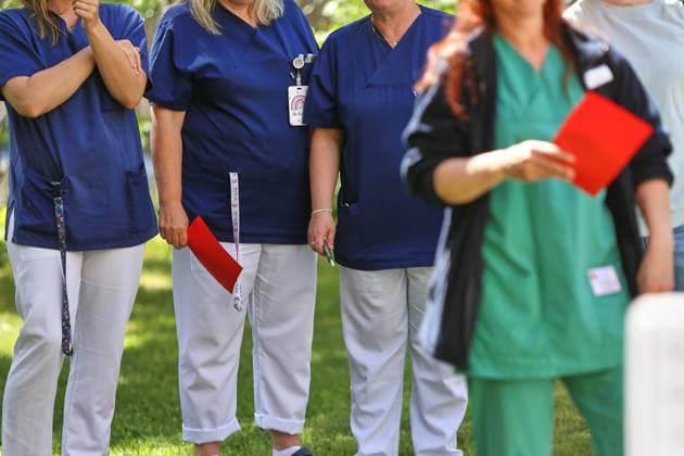 Berlin, Deutschland, 28.05.2026: Lichtenberg: Verdi-Protest gegen die geplante Krankenkassenreform: Pflegekräfte nehmen an der Protestaktion teil. Am Sana Klinikum Lichtenberg findet die Aktion Rote Karten für Frau Warken statt. Copyright: xdtsxNachrichtenagenturx dts_121070