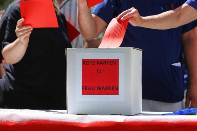 Berlin, Deutschland, 28.05.2026: Lichtenberg: Verdi-Protest gegen die geplante Krankenkassenreform: Menschen stecken rote Karten in eine Box mit der Aufschrift: Rote Karten für Frau Warken . Am Sana Klinikum Lichtenberg findet die Aktion Rote Karten für Frau Warken statt. Copyright: xdtsxNachrichtenagenturx dts_121072