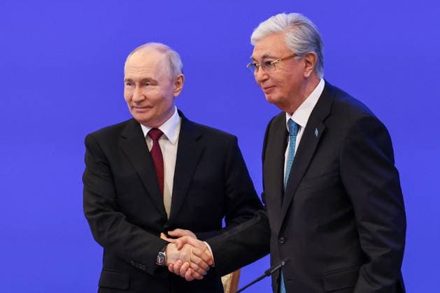 KAZAKHSTAN, ASTANA - MAY 28, 2026: Russia s President Vladimir Putin (L) and Kazakhstan s President Kassym-Jomart Tokayev shake hands during a ceremony to sign joint documents at the Independence Palace Astana Kazakhstan  - ZUMAt113 20260528_zaa_t113_233 Copyright: xAlexanderxKazakovx