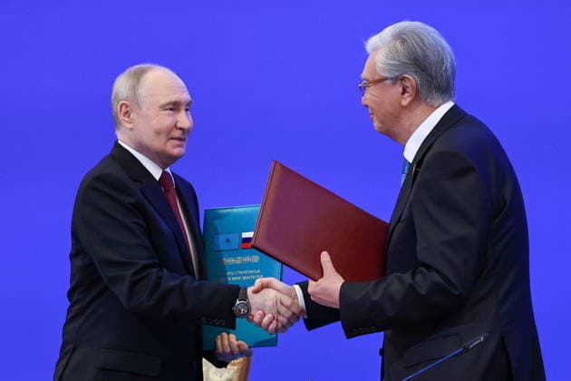 KAZAKHSTAN, ASTANA - MAY 28, 2026: Russia s President Vladimir Putin (L) and Kazakhstan s President Kassym-Jomart Tokayev shake hands during a ceremony to sign joint documents at the Independence Palace Astana Kazakhstan  - ZUMAt113 20260528_zaa_t113_231 Copyright: xAlexanderxKazakovx