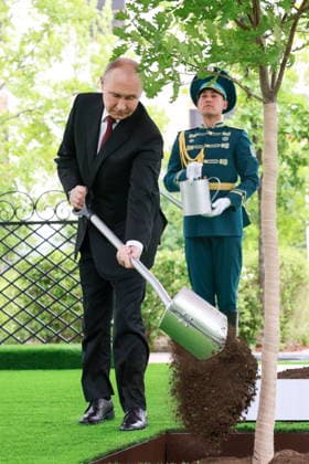 KAZAKHSTAN, ASTANA - MAY 28, 2026: Russia s President Vladimir Putin takes part in a tree-planting ceremony on the Alley of Eternal Friendship between Russia and Kazakhstan Astana Kazakhstan  - ZUMAt113 20260528_zaa_t113_256 Copyright: xAlexanderxShcherbakx