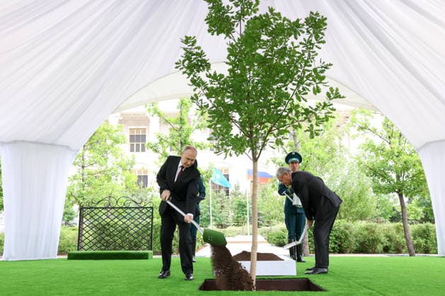 KAZAKHSTAN, ASTANA - MAY 28, 2026: Russia s President Vladimir Putin (L) and Kazakhstan s President Kassym-Jomart Tokayev take part in a tree-planting ceremony on the Alley of Eternal Friendship between Russia and Kazakhstan Astana Kazakhstan  - ZUMAt113 20260528_zaa_t113_275 Copyright: xAlexanderxKazakovx