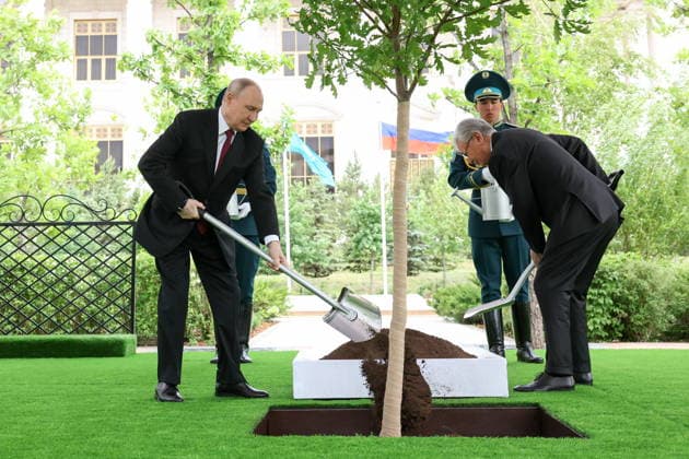 KAZAKHSTAN, ASTANA - MAY 28, 2026: Russia s President Vladimir Putin (L) and Kazakhstan s President Kassym-Jomart Tokayev take part in a tree-planting ceremony on the Alley of Eternal Friendship between Russia and Kazakhstan Astana Kazakhstan  - ZUMAt113 20260528_zaa_t113_274 Copyright: xAlexanderxKazakovx