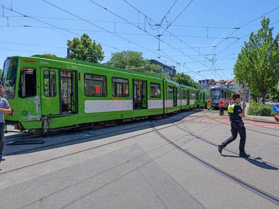 Schwerer Stadtbahnunfall in Hannover An der Haltestelle Allerweg kollidierten zwei Stadtbahnen. Dabei wurden 12 Personen verletzt. Copyright: xBerndxGüntherx