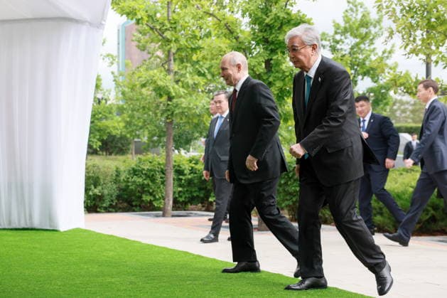KAZAKHSTAN, ASTANA - MAY 28, 2026: Russia s President Vladimir Putin and Kazakhstan s President Kassym-Jomart Tokayev (L-R) are seen during a tree-planting ceremony on the Alley of Eternal Friendship between Russia and Kazakhstan Astana Kazakhstan  - ZUMAt113 20260528_zaa_t113_359 Copyright: xAlexanderxShcherbakx