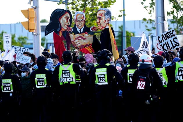 May 28, 2026, Ottawa, On, CAN: Effigies of Canada s Prime Minister Mark Carney and Minister of Foreign Affairs Anita Anand shaking hands with Israel s Prime Minister Benjamin Netanyahu, are held during a protest against CANSEC, the Canadian Association of Defence and Security Industries s annual defence industry trade show, in Ottawa, on Thursday, May 28, 2026. Ottawa CAN - ZUMAc35_ 20260528_zaf_c35_002 Copyright: xJustinxTangx