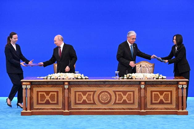 KAZAKHSTAN, ASTANA - MAY 28, 2026: Russia s President Vladimir Putin (2nd L) and Kazakhstan s President Kassym-Jomart Tokayev (2nd R) are seen during a ceremony to sign joint documents at the Independence Palace Astana Kazakhstan  - ZUMAt113 20260528_zaa_t113_369 Copyright: xSergeixBobylevx