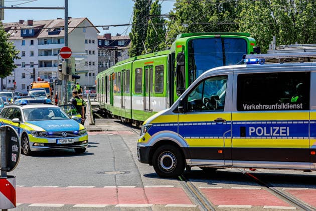 Zwei Stadtbahnen kollidieren seitlich - 12 verletzte Fahrgäste in der Linie 3 Eine stadtauswärts fahrende Stadthahn der Linie 3 und eine stadteinwärts fahrende Stadtbahn der Linie 3 kollidieren an einer Weiche im Kreuzungssbereich. Beamte und Beamtinnen vom Verkehrsunfalldienst der Polizeidirektion Hannover sichern Spuren und vermessen die Unfallstelle. Hannover Kreuzung Lavesallee Auestraße R Niedersachsen, Region Hannover Germany