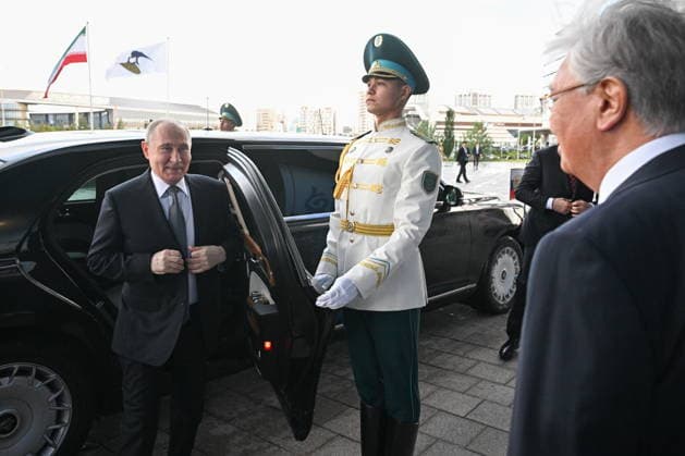 KAZAKHSTAN, ASTANA - MAY 28, 2026: Russia s President Vladimir Putin (L) and Kazakhstan s President Kassym-Jomart Tokayev (R) approach to shake hands ahead of a plenary meeting of the 5th Eurasian Economic Forum Astana Kazakhstan  - ZUMAt113 20260528_zaa_t113_449 Copyright: xSergeixBobylevx