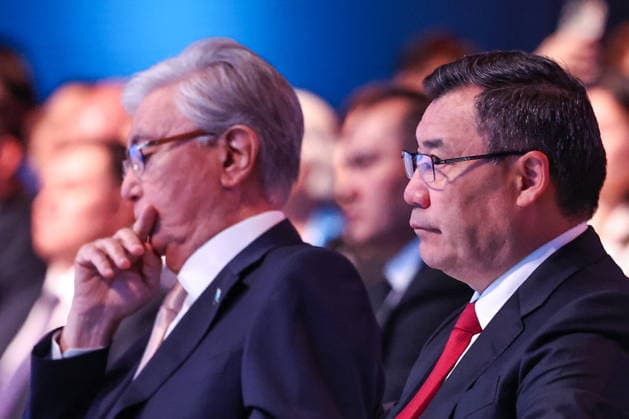 KAZAKHSTAN, ASTANA - MAY 28, 2026: Kazakhstan s President Kassym-Jomart Tokayev (L) and Kyrgyzstan s President Sadyr Japarov attend a plenary session of the 5th Eurasian Economic Forum Astana Kazakhstan  - ZUMAt113 20260528_zaa_t113_549 Copyright: xAlexanderxKazakovx