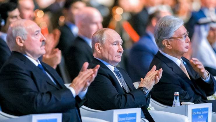 Kazakhstan Eurasian Economic Forum 9175478 28.05.2026 Belarusian President Alexander Lukashenko, Russian President Vladimir Putin and Kazakh President Kassym-Jomart Tokayev attend a plenary session of the 5th Eurasian Economic Forum (EEF) at the Astana Congress Centre in Astana, Kazakhstan. Alexander Shcherbak Sputnik Astana Kazakhstan  Copyright: xAlexanderxShcherbakx