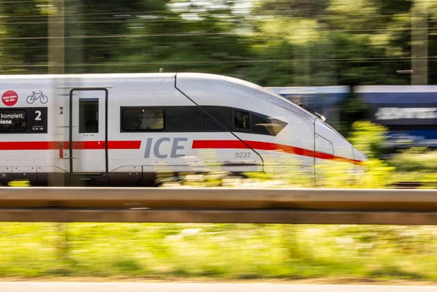 Bahnstrecke bei Altbach mit ICE. 27.05.2026, Altbach, Baden-Württemberg, Deutschland