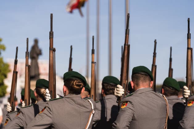 Feierliches Gelöbnis der Bundeswehr vor dem Abgeordnetenhaus von Berlin 28.05.2026, Politik, Berlin, Feierliches Gelöbnis der Bundeswehr vor dem Abgeordnetenhaus von Berlin Symbolbild, Symbol, Soldaten des Wachbataillon mit Gewehren. Berlin Abgeordnetenhaus von Berlin Berlin Deutschland Copyright: xJamesxZabelx