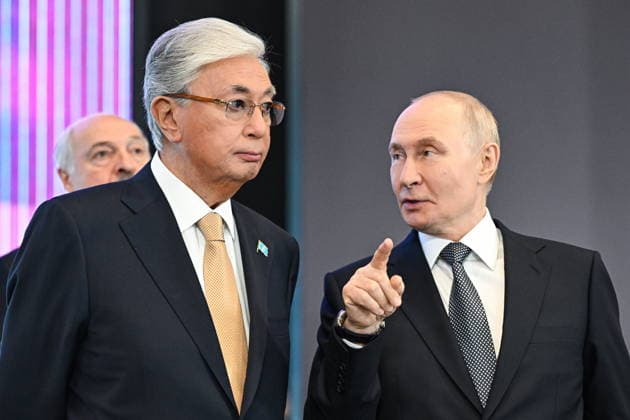 KAZAKHSTAN, ASTANA - MAY 28, 2026: Kazakhstan s President Kassym-Jomart Tokayev (L) and Russia s President Vladimir Putin attend an exhibition dedicated to IT projects of the Eurasian Economic Union (EAEU) member states at the Alem.ai International Artificial Intelligence Center Astana Kazakhstan  - ZUMAt113 20260528_zaa_t113_625 Copyright: xSergeixBobylevx