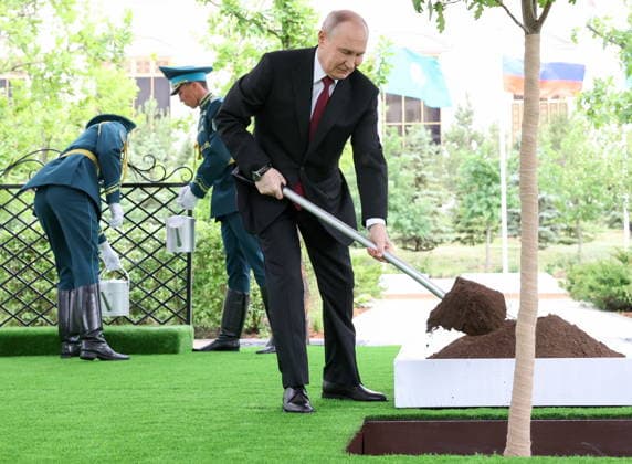 KAZAKHSTAN, ASTANA - MAY 28, 2026: Russia s President Vladimir Putin takes part in a tree-planting ceremony on the Alley of Eternal Friendship between Russia and Kazakhstan Astana Kazakhstan  - ZUMAt113 20260528_zaa_t113_278 Copyright: xAlexanderxKazakovx