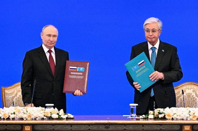KAZAKHSTAN, ASTANA - MAY 28, 2026: Russia s President Vladimir Putin (L) and Kazakhstan s President Kassym-Jomart Tokayev pose during a ceremony to sign joint documents at the Independence Palace Astana Kazakhstan  - ZUMAt113 20260528_zaa_t113_281 Copyright: xSergeixBobylevx