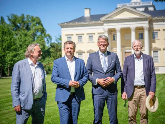 DEU, Sachsen-Anhalt, Wörlitz, 2026-05-27: l-r: Prof. Dr. Harald Meller (Komm. Direktor KsDW), Sven Schulze (CDU Ministerpräsident S A), Dr. Wolfram Weimer (BKM), Rainer Robra (Kulturminister S A) vor dem Wörlitzer Schloss anlässlich des 1. Spatenstichs für das Besucherzentrum des Unesco Welterbes Gartenreich Dessau-Wörlitz, Kultur, Politik, MFdig