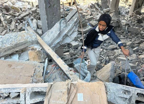 Palestinians Inspect House Hit in Israeli Strike in Gaza City Palestinians inspect the site of an Israeli strike on a house, which was pre-warned by the Israeli military to evacuate before the strike was carried out late on Thursday, at Shati (Beach) refugee camp in Gaza City, May 29, 2026. Photo by Mekael Bhar apaimages Gaza city Gaza Strip Palestinian Territory 290526_Gaza_MB_00(22) Copyright: xapaimagesxMekaelxBharx xapaimagesx