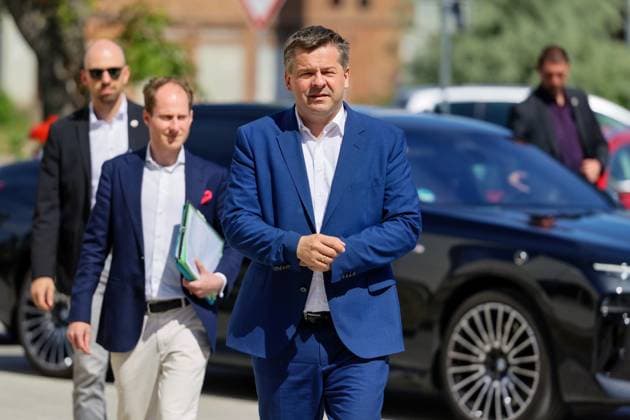 29.05.2026 Ministerpräsident Sven Schulze, hier bei seinem Eintreffen vor Ort, hat heute gemeinsam mit Politikern, Vertretern der Salzgitter AG-Tochter Ilsenburger Grobblech GmbH in Ilsenburg im Landkreis Harz in Sachsen-Anhalt mit der Eröffnung des neuen Ausbildungs- und Kommunikationszentrums ein deutliches Zeichen für die Zukunft des Industriestandortes Ilsenburg gesetzt. Ilsenburg Sachsen-Anhalt Deutschland