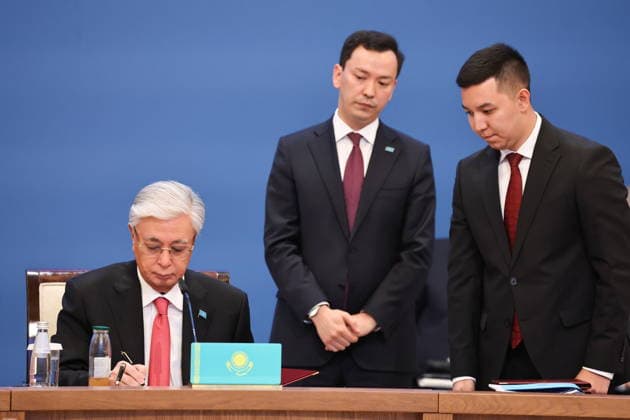 KAZAKHSTAN, ASTANA - MAY 29, 2026: Kazakhstan s President Kassym-Jomart Tokayev signs documents during an expanded meeting of the Supreme Eurasian Economic Council. Russian Presid Astana Kazakhstan  - ZUMAt113 20260529_zaa_t113_181 Copyright: xAlexanderxKazakovx
