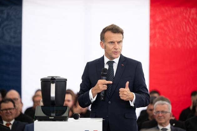 French President Emmanuel Macron speaks in front of a French flag during a visit to the Vorwerk factory producing Thermomix kitchen appliances as part of the Choose France Days in Donnemain Saint Mames, France, on May 29, 2026 Grégoire Campione Pool Bestimage French President Emmanuel Macron visits the Vorwerk factory producing Thermomix kitchen appliances as part of the Choose France Days in Donnemain Saint Mames, France, on May 29, 2026 Donnemain Saint Mames France  Copyright: xGrÃ goirexCampione Pool BestimagexGrÃ goirexCampione Pool Bestimagex