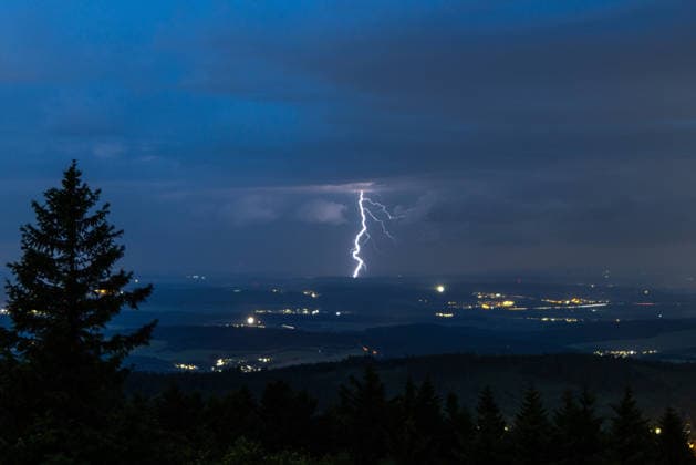 Gewitter in Hessen Ein aufziehendes Gewitter am Himmel ist vom Großen Feldberg aus zu sehen., Schmitten Hessen Deutschland