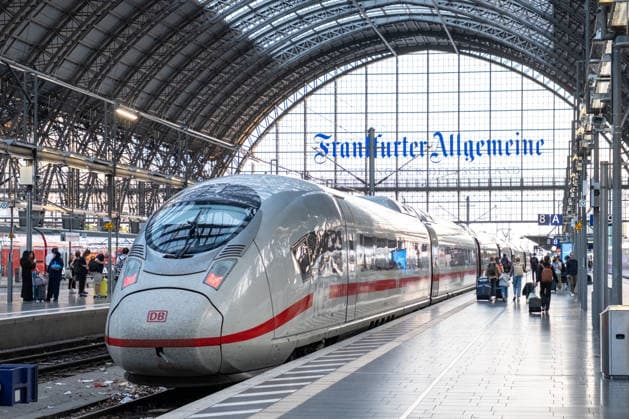 ICE-Zug im Frankfurter Hauptbahnhof vor historischer Bahnhofshalle 30.05.26, Frankfurt: Symbolfoto, Illustrationsbild, Symbolbild, Illustrationsfoto, Alltagsszene Ein Intercity-Express (ICE) der Deutschen Bahn steht im Frankfurter Hauptbahnhof am Bahnsteig. Im Hintergrund ist die markante Stahl- und Glaskonstruktion der historischen Bahnhofshalle mit dem Schriftzug der Frankfurter Allgemeinen Zeitung zu sehen. Reisende bewegen sich auf den Bahnsteigen des bedeutenden Verkehrsknotenpunkts im Herzen Deutschlands. Frankfurt Hessen Deutschland Copyright: xThorstenxWagnerx