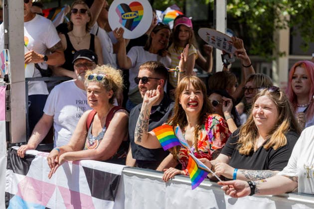 News Bilder des Tages Politikerin Heidi Reichinnek (die Linke, MdB) feiert auf dem Wagen mit. Kein Stück zurück - CSD Osnabrück, Umzug durch die Stadt mit anschließender Veranstaltung vor dem Rathaus. 30.05.2026 CSD in Osnabrück