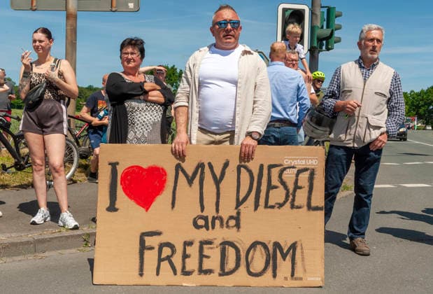 News Bilder des Tages Gegendemonstrant mit Plakat I love my Diesel and Freedom 20260530ad275 Zukunft statt Gas! Demonstration gegen den Neubau von Gaskraftwerken Protest Klimaschutz, Gaskraftwerke, Aktivisten, Banner, Transparent, Umweltbewegung, Energiepolitik, Klimabewegung, Nachhaltigkeit, Regenbogenflagge, friedlich, umweltbewusst, klimapolitisch, engagiert, nachhaltig, gesellschaftlich, kritisch, aktivistisch, entschlossen, demonstrieren, protestieren, fordern, kritisieren, mobilisieren, versammeln, engagieren, teilnehmen, thematisieren, verhindern, klimafreundliche Energiezukunft Hamm Nordrhein-Westfalen NRW Deutschland Germany Copyright: xAchimxDuwentästerx