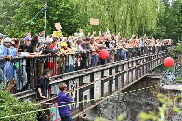 News Bilder des Tages Demo gegen Sperrung der Görlitzer Bahnbrücken ** NUR FÜR REDAKTIONELLE ZWECKE ** EDITORIAL USE ONLY **<p>Demo gegen Sperrung der Görlitzer Bahnbrücken, Die vier Görlitzer Bahnbrücken, die ab der Elsenstraße in Alt-Treptow auf einem stillgelegten und entwidmeten Bahndamm bis in den Görlitzer Park nach Kreuzberg führen, sollen ab Juli nicht mehr für die Öffentlichkeit zugänglich sein, fotografiert am 30.05.2026 in Berlin. Berlin Berlin Berlin Copyright: MaurizioxGambarini