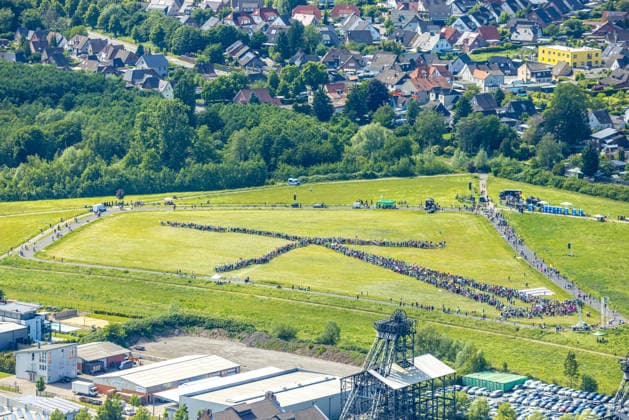 News Bilder des Tages Luftbild, Hamm , Klimademonstration, KlimaCamp Hamm, Rekordversuch Menschliches Windrad auf der Radbodhalde, Zeltstadt im Lippepark, Herringen, Bockum-Hövel, Hamm, Nordrhein-Westfalen, Deutschland !ACHTUNGxMINDESTHONORARx60xEURO!