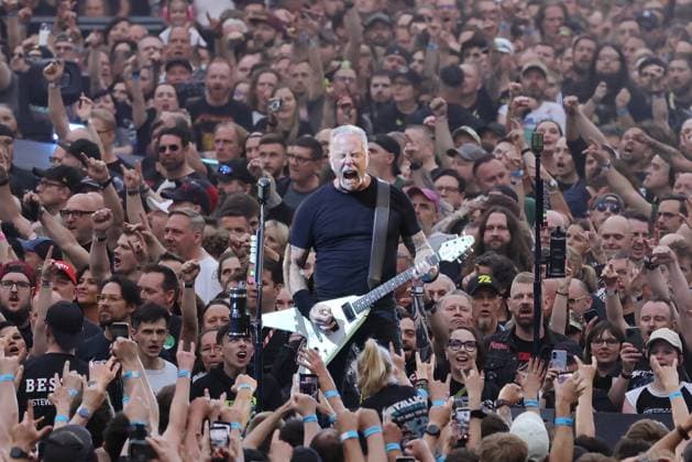 30.05.2026, Metallica im Konzert live im Olympiastadion, Berlin, Sänger und Gitarrist James Hetfield, Berlin