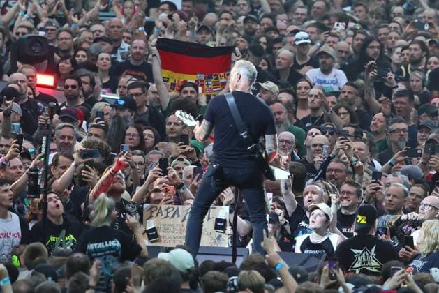 30.05.2026, Metallica im Konzert live im Olympiastadion, Berlin, Sänger und Gitarrist James Hetfield, Berlin