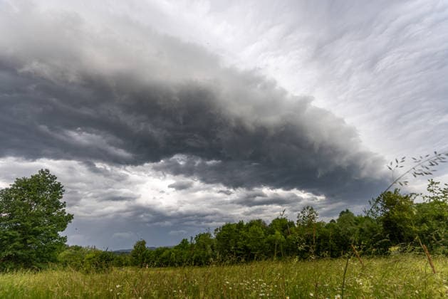 Gewitter in Bayern Eine Böenfront eines Gewitters zieht am Morgen am Himmel auf., Hösbach Bayern Deutschland