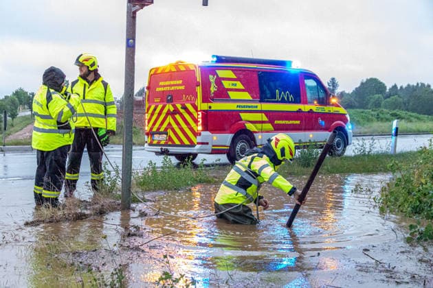 260531UnwetterTreuen News ID: EN 2026-05-31-3 Schwere Gewitter im Vogtlandkreis sorgen für zahlreiche Feuerwehreinsätze Jede Menge Regen, vollgelaufene Keller und ein arbeitsreicher Sonntag für die Feuerwehr Treuen Treuen. Schwere Unwetter haben am Sonntagabend vor allem den Vogtlandkreis heimgesucht. Stark betroffen war unter anderem die Region Treuen und dessen Ortsteil Hartmannsgrün. Wegen Schlamm auf der Straße musste die S299 am Sonntagabend für den Verkehr gesperrt werden. Über 50 Liter Regen in kurzer Zeit sorgte dafür, dass das Wasser von den Feldern nicht einsickern konnte und auf die Straße floss. An der Kreuzung S299 Ecke Perlaser Straße kam die Feuerwehr Treuen zum Einsatz, um den verstopften Ablauf zu reinigen. H