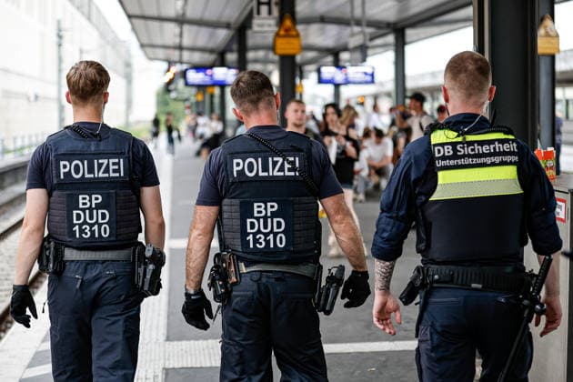 Bundespolizei kontrolliert auch Reisende der S-Bahnen im Hauptbahnhof Hannover Keine verbotenen Gegenstände bei Fahrgästen am Gleis 1 und 2 gefunden insgesamt 500 kontrollierte Personen in der Waffenverbotszone sechs Messer wurden sichergestellt Hauptbahnhof Hannover, Bahnsteig am Gleis 2: Streife in Richtung Fernroder Straße. Hannover Hauptbahnhof Niedersachsen, Region Hannover Germany