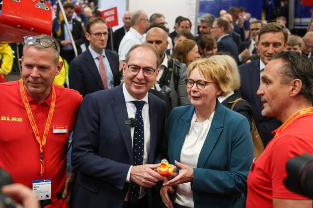 Interschutz 2026. Daniela Behrens (SPD) Niedersächsische Ministerin für Inneres, Sport und Digitalisierung und Alexander Dobrindt (CSU), Bundesminister des Innern beim Eröffnungsrundgang der Weltleitmesse für die Bereiche Rettungsdienst, Brand- bzw. Katastrophenschutz und Sicherheit. Hannover, Niedersachsen, DEU, Deutschland, 01.06.2026