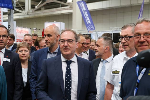 Interschutz 2026. Alexander Dobrindt (CSU), Bundesminister des Innern beim Eröffnungsrundgang der Weltleitmesse für die Bereiche Rettungsdienst, Brand- bzw. Katastrophenschutz und Sicherheit. Hannover, Niedersachsen, DEU, Deutschland, 01.06.2026