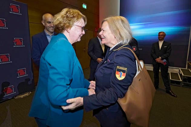 Daniela Behrens und Nancy Faeser beim Eröffnungsrundgang über die Interschutz 2026 , der Weltleitmesse für Feuerwehr, Rettungswesen und Bevölkerungsschutz, auf dem Messegelände. Hannover, 01.06.2026