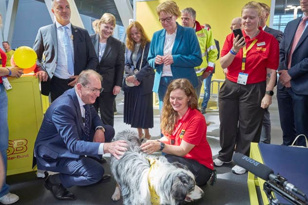 Alexander Dobrindt und Daniela Behrens beim Eröffnungsrundgang über die Interschutz 2026 , der Weltleitmesse für Feuerwehr, Rettungswesen und Bevölkerungsschutz, auf dem Messegelände. Hannover, 01.06.2026