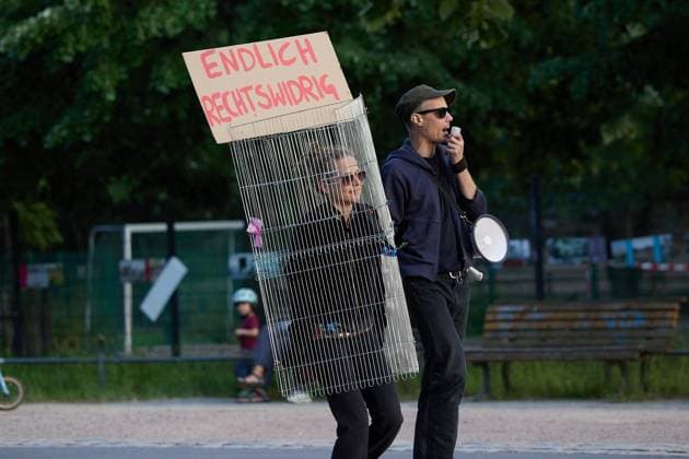 Party im Görlitzer Park ** NUR FÜR REDAKTIONELLE ZWECKE ** EDITORIAL USE ONLY **<p>Als Zaun verkleidet kommt eine Frau in den Görlitzer Park, um auf einer Party die nächtliche Schließung des Görlitzer Parks zu feiern. Das Verwaltungsgericht Berlin hat die Schließung für rechtswidrig erklärt. Deutschland Berlin Berlin Copyright: JoergxCarstensen